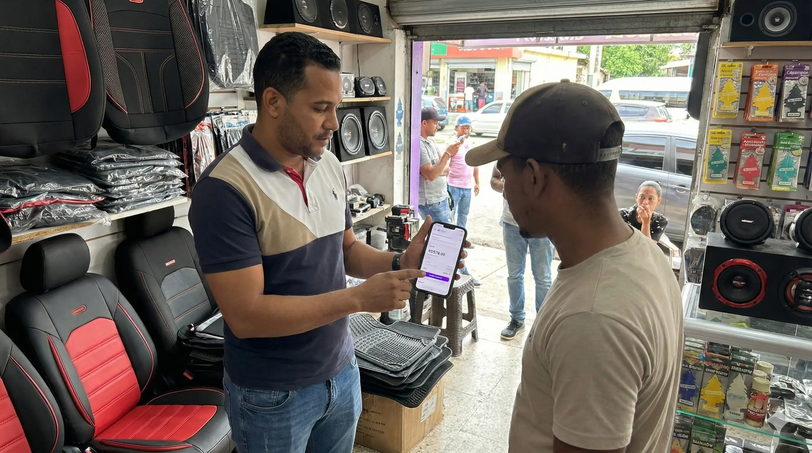Dueño de auto adorno utilizando MOVOPos para administrar su tienda